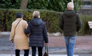 Personas pasean por un parque