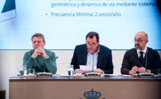 El ministro de Transportes y Movilidad Sostenible, Óscar Puente (c), acompañado del secretario de Estado de Transportes y Movilidad Sostenible, José Antonio Santano Clavero (i), y el presidente de Adif, Luis Pedro Marco de la Peña (d), atiende a los medios en una rueda de prensa sobre el accidente ferroviario de Adamuz