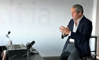 Tino Fernández, presidente de Altia, en una conference call en las instalaciones de la empresa / Altia