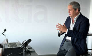 Tino Fernández, presidente de Altia, en una conference call en las instalaciones de la empresa / Altia