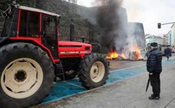 Hoguera de manifestantes de la tractorada que rodea la Muralla de Lugo desde el pasado lunes, frente a la Delegación de la Xunta de Galicia en Lug