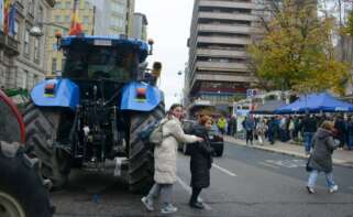 Un tractor durante una protesta, frente a la Subdelegación del Gobierno en Ourense
