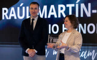 Eva Méndez recoge el premio póstumo a Raúl Martín-Ruíz (Ysios Capital) en el encuentro Investir en ciencia si é rendible
