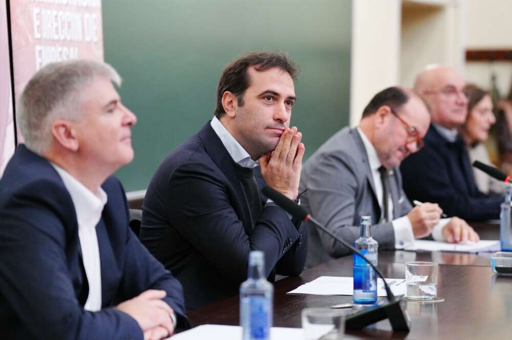 El ministro de Economía, Comercio y Empresa, Carlos Cuerpo (c), ofrece una conferencia dirigida a la comunidad universitaria, en la Facultad de Ciencias Económicas y Empresariales de la Universidad de Santiago de Compostela / Álvaro Ballesteros - Europa Press