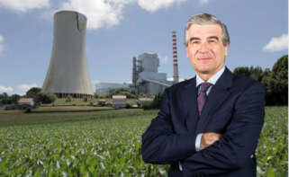 Francisco Reynés, presidente de Naturgy, en un montaje con la antigua central térmica de Meirama de fondo