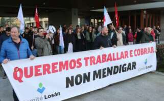 Imagen de la protesta de trabajadores de Losán frente a las oficinas de A Coruña / CIG