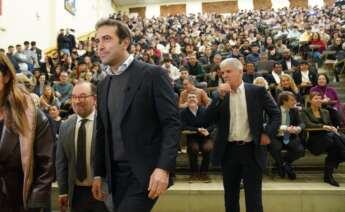 El ministro de Economía, Carlos Cuerpo, en la facultad de Economía de la USC seguido por el catedrático y director del Foro Económico de Galicia, Santiago Lago /Álvaro Ballesteros / Europa Press