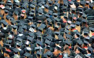 estudiantes universitarios durante su graduación