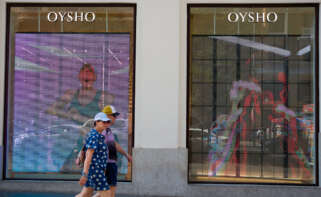 Dos personas caminan frente a la tienda de Oysho.