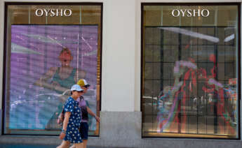 Dos personas caminan frente a la tienda de Oysho.