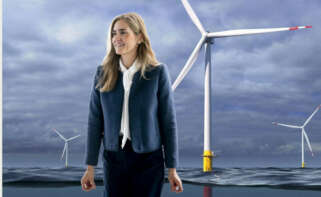 Montaje que muestra la ministra para la Transición Ecológica, Sara Aagesen, con un parque eólico marino de fondo