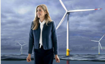 Montaje que muestra la ministra para la Transición Ecológica, Sara Aagesen, con un parque eólico marino de fondo