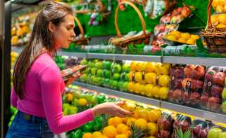 Mujer comprando en un supermercado