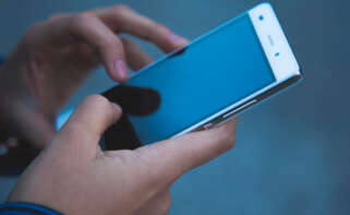 Persona con teléfono móvil