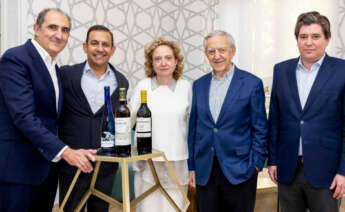 Rodolfo Bastida, director técnico de las bodegas Zamora Company y Javier Pijoan, CEO de Zamora Company, Junto a Araceli Fernández, Honorato López y Eduardo López de Bodegas Godeval