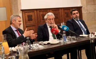 El CEO de Hatta Energy, Javier Alonso, en el centro, junto al director financiero (a su izquierda) y responsable de asesoramiento legal (a su derecha)