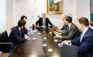 El presidente de la Xunta, Alfonso Rueda, y la conselleira de Economía, María Jesús Lorenzana, durante su reunión con el presidente de Amper, Pedro Morenés, y el consejero delegado de la compañía, Enrique López / Xunta