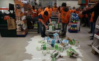 Varios miembros de Unións Agrarias derraman leche en el centro de Cash Galicia / Unións Agrarias