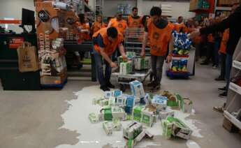 Varios miembros de Unións Agrarias derraman leche en el centro de Cash Galicia / Unións Agrarias