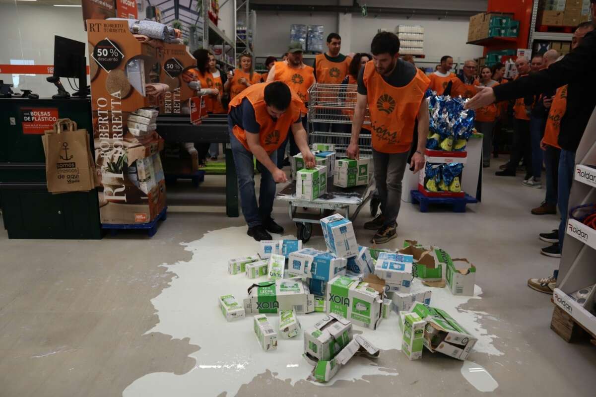Los ganaderos gallegos se plantan por la llegada de leche a «bajo precio» de Francia y Portugal