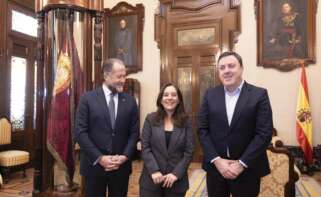 El presidente del RC Deportivo, Juan Carlos Escotet, junto a la alcaldesa de A Coruña, Inés Rey, y el presidente de la Deputación da Coruña, Valentín González Formoso
