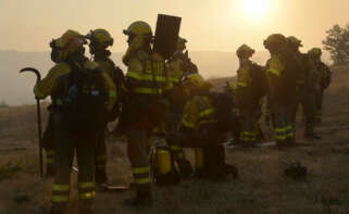 Bomberos trabajan para extinguir el incendio