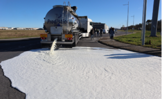 Ganaderos interceptan un camión en Teixeiro (A Coruña) y tiran leche procedente de Portugal - UNIÓNS AGRARIAS