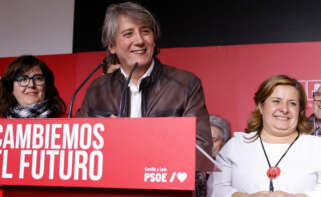 El candidato del PSOE a la Presidencia de la Junta de Castilla y León, Carlos Martínez, interviene tras el seguimiento de la noche electoral del PSOE de Castilla y León, en el Hotel San Francisco