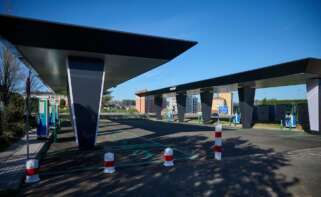 Punto de recarga de vehículos eléctricos en la estación de servicio de O Burgo