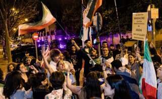 Decenas de personas durante una concentración de exiliados iraníes a favor de la intervención militar de EEUU e Israel, ante la embajada de Irán, a 28 de febrero de 2026, en Madrid