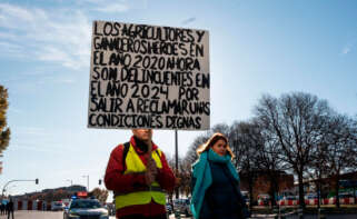 Un agricultor con un cartel durante una protesta de agricultores y ganaderos frente al Ministerio de Agricultura