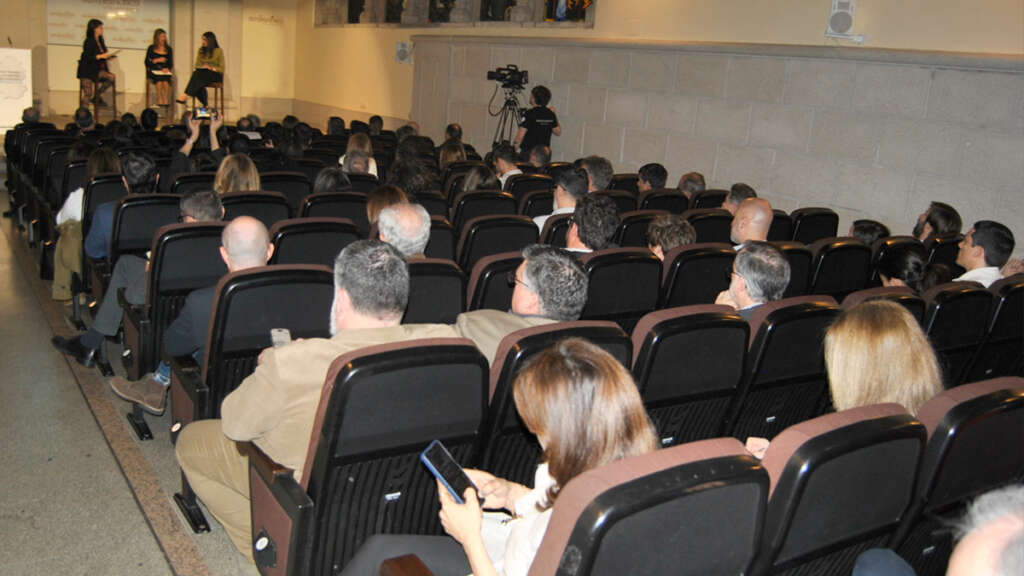 Mesa de diálogo entre la catedrática María Bastida y la directora de RSC de Gadisa Retail, Melisa Pagliaro, durante la presentación de la sexta edición del Atlas Gallego de la Empresa Comprometida