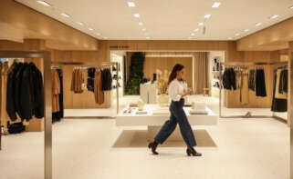 Trabajadora en una tienda de Zara