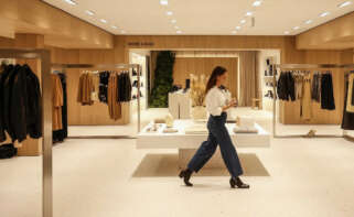 Trabajadora en una tienda de Zara