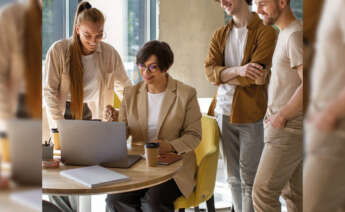 trabajadores empresa reunidos