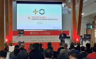 El director general de R, Alfredo Ramos, presenta en la Ciudad de las TIC, en A Coruña, la nueva plataforma de Orange de IA para empresas