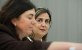 La concejala del PP y futura alcaldesa, Elena Candia (i), y la concejala tránsfuga del PSOE, María Reigosa (d), ofrecen declaraciones a los medios con motivo de la presentación de la moción de censura para arrebatar el gobierno de Lugo al bipartito de PSOE y BNG / Europa Press