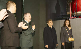 El alcalde de Barcelona, Jaume Collboni y el conseller de la Presidència de la Generalitat, Albert Dalmau, junto a Adolfo Domínguez y Tiziana Domínguez / Adolfo Domínguez