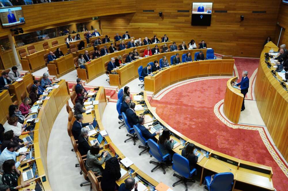 El presidente de la Xunta de Galicia, Alfonso Rueda (d), durante el Debate sobre el Estado de la Autonomía. Álvaro Ballesteros / Europa Press