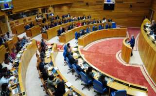 El presidente de la Xunta de Galicia, Alfonso Rueda (d), durante el Debate sobre el Estado de la Autonomía. Álvaro Ballesteros / Europa Press
