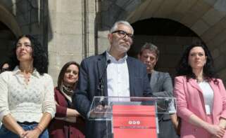 El alcalde de Lugo, Miguel Fernández (C), ofrece declaraciones a los medios con motivo del registro de la moción de censura por parte del PP y una edil tránsfuga / Europa Press