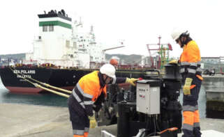 Imagen de la descarga de crudo de México y Venezuela para la refinería de Repsol en A Coruña / Repsol