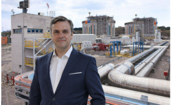 Roberto Tojeiro, presidente de Reganosa, en un montaje fotográfico con la terminal de GNL de Mugardos de fondo