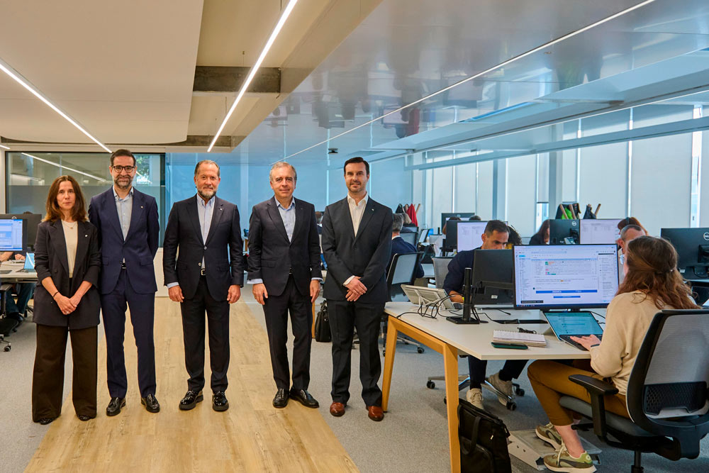 De izquierda a derecha, Pilar Ceide, del área de Proyectos de ABANCA, Juan de Dios Lechuga, director general de IT, Información, Procesos y Operaciones de ABANCA, Juan Carlos Escotet Rodríguez, presidente de ABANCA, Francisco Botas, consejero delegado de ABANCA, y Juan Carlos Pan, del área de Proyectos de ABANCA