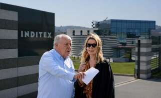 Montaje con una imagen de Amancio y Marta Ortega, fundador y presidenta no ejecutiva de Inditex, ante la sede del grupo en Arteixo (A Coruña)