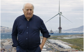 Amancio Ortega, fundador y mayor accionista de Inditex, en un montaje en el que puede verse la zona portuaria del río Tees y un aerogenerador