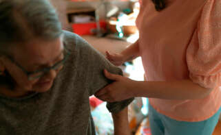 persona de ayuda en el hogar asistiendo a un dependiente