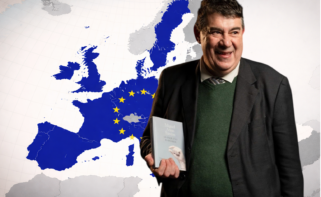 El profesor de Ciencia Política de la USC Miguel Anxo Bastos, con un mapa de la UE de fondo