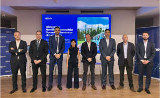 (de izda. a dcha.): Carlos Bermúdez, e-movility Repsol España; Manuel Otero, director Soluciones de BBVA en la Regional Noroeste; Pablo Fernández Vila, director del INEGA; Begoña Cuetos, directora de Banca de Empresas e Instituciones de la Regional Noroeste de BBVA; Manuel Martínez, director general del Grupo TT; Carlos Martínez, e-mobility BBVA en España; Jesús Uriz, director financiero del Grupo Monbus; y Javier Cebey, gestor de financiación sostenible de BBVA en Galicia.