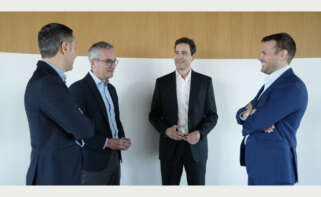 De izquierda a derecha, Carlos Bermúdez, responsable de Acuerdos Estratégicos y Posicionamiento de Movilidad Eléctrica de Repsol; Oliver Fernández, responsable de movilidad eléctrica de Repsol; Carlos Martínez, responsable de Movilidad Sostenible de BBVA en España y Ángel Giménez, responsable de Sostenibilidad y Energía de BBVA en España.